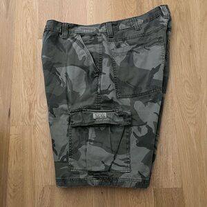 Wrangler authentic issue Men's Dark Green Camouflage Cargo Shorts size 36